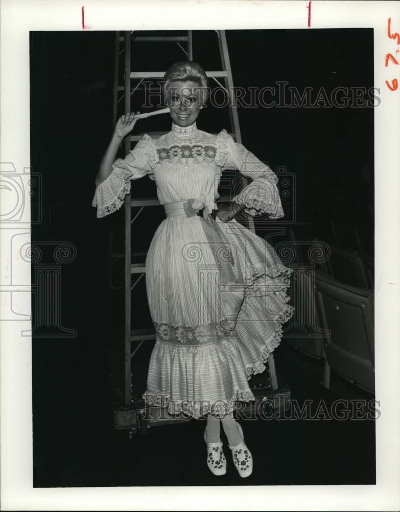 1977 Press Photo Actress Mitzi Gaynor - Historic Images