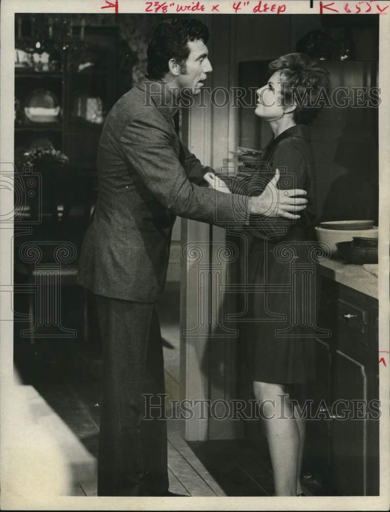 1969 Press Photo Tony Franciosa and Coleen Gray in &quot;The Name of the Game&quot; - Historic Images