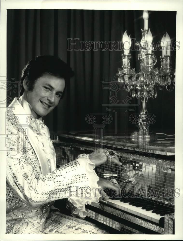1988 Press Photo Actor Victor Garber starring in Liberace on CBS. - Historic Images