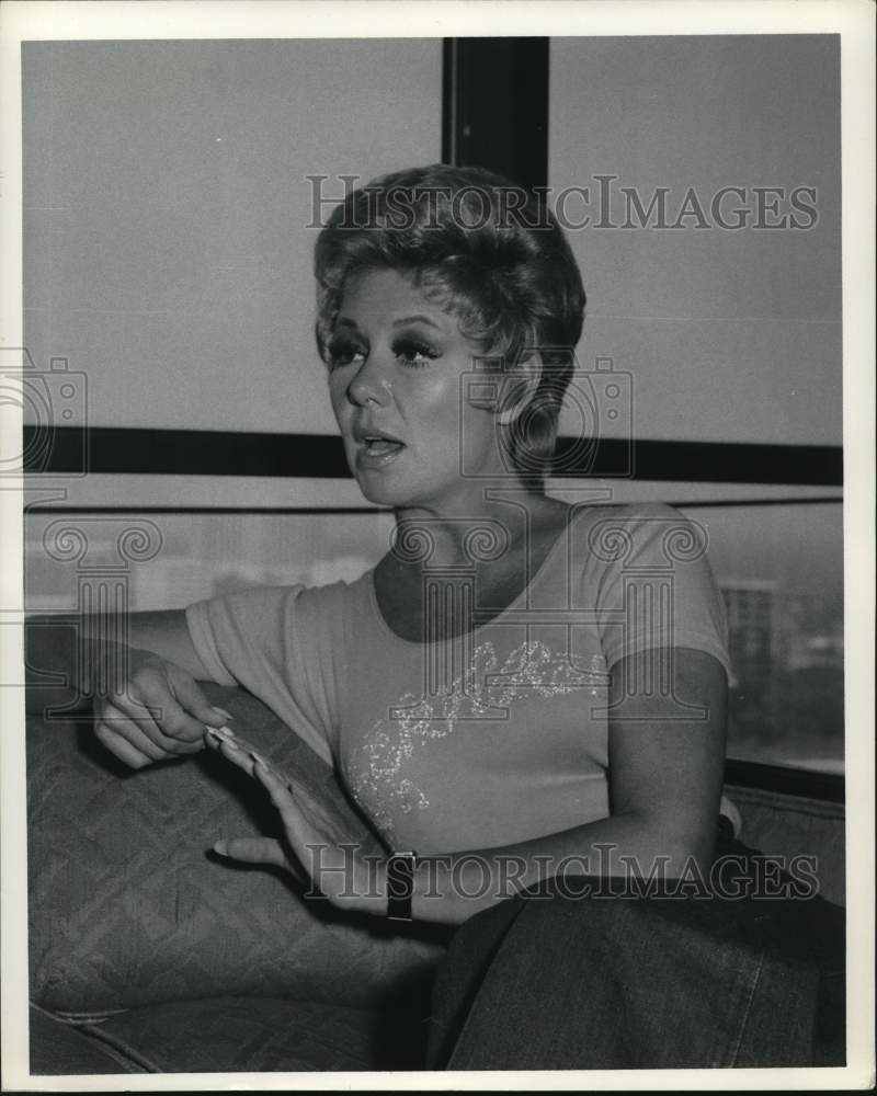1974 Press Photo Entertainer Mitzi Gaynor. - Historic Images