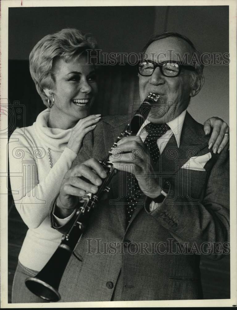 1978 Press Photo Entertainer Mitzi Gaynor with gentlemen playing instrument. - Historic Images