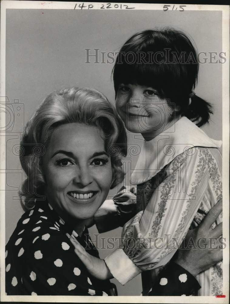 1969 Press Photo Actresses Beverly Garland, Dawn Lyn star in My Three Sons. - Historic Images