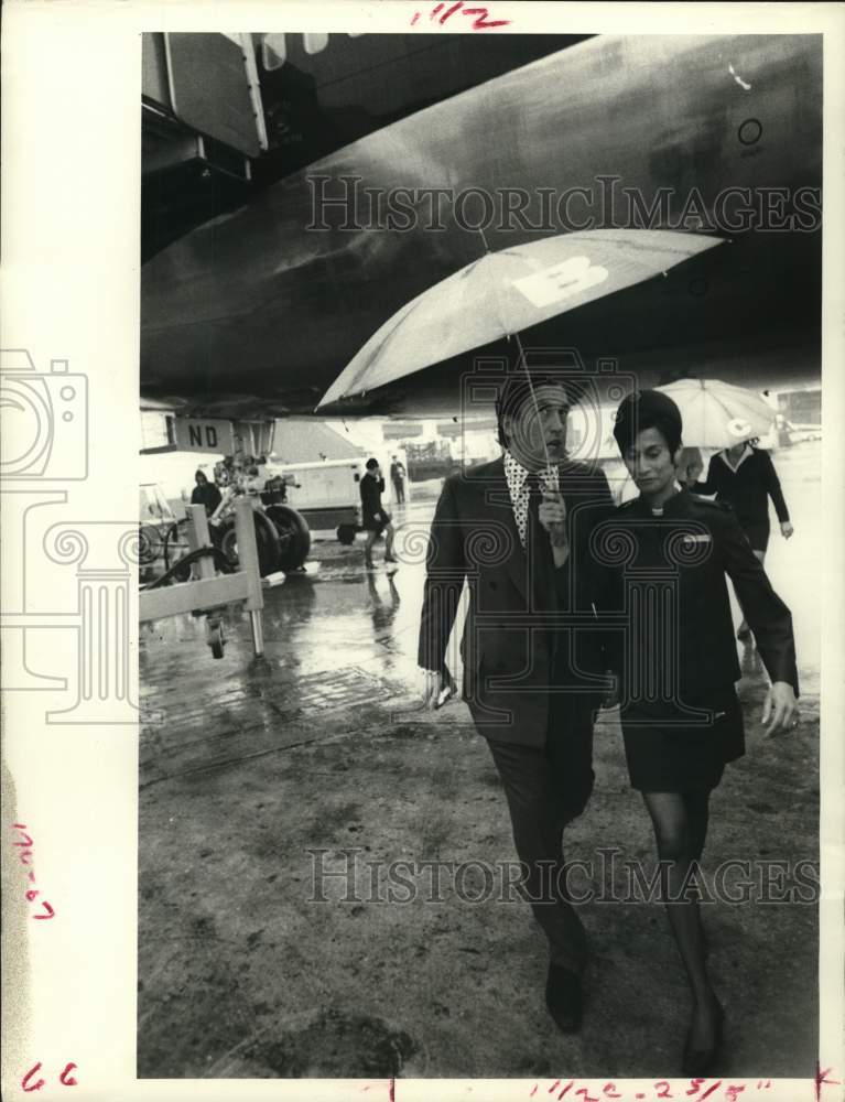 1971 Press Photo Television Host David Frost at New York Airport - Historic Images