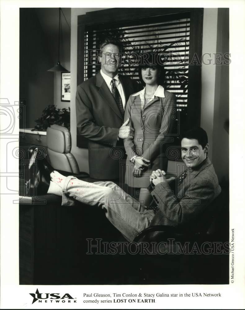 1998 Press Photo Stacy Galina, Paul Gleason, and Tim Conlon in &quot;Lost on Earth&quot; - Historic Images