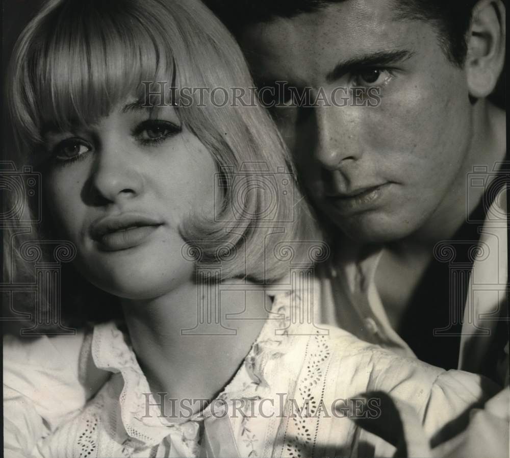 1968 Press Photo Actors Judy Geeson, David Dundas star in Prudence and the Pill. - Historic Images