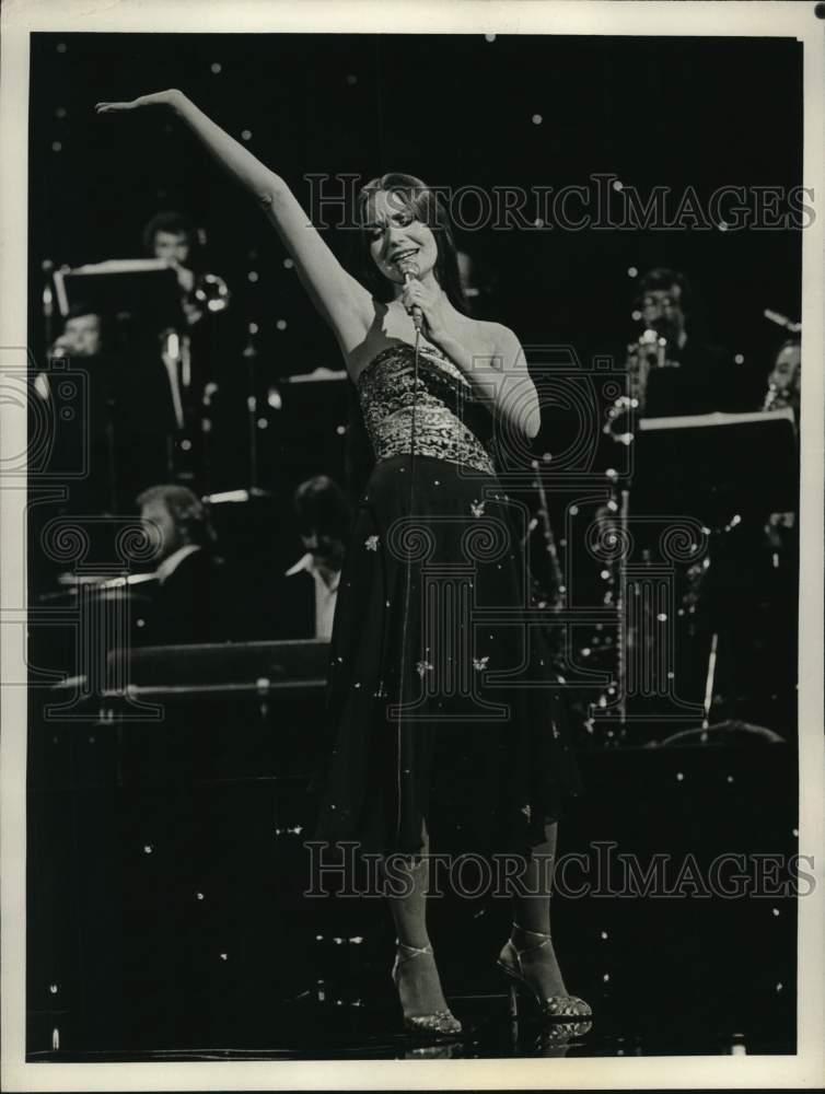 1979 Press Photo Singer Crystal Gayle performs in special on CBS - Historic Images