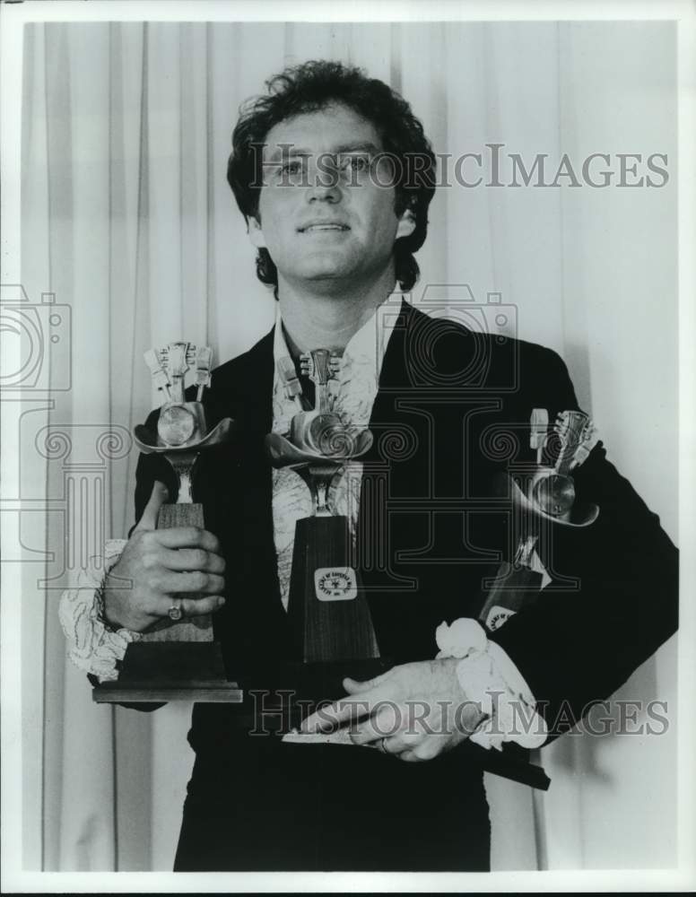 1981 Press Photo Singer Larry Gatlin with Awards - Historic Images