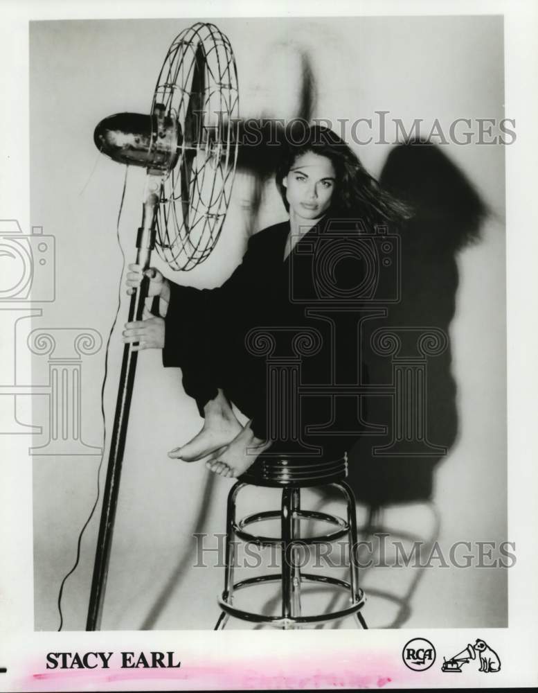 1992 Press Photo Singer Stacy Earl with Huge Fan - Historic Images