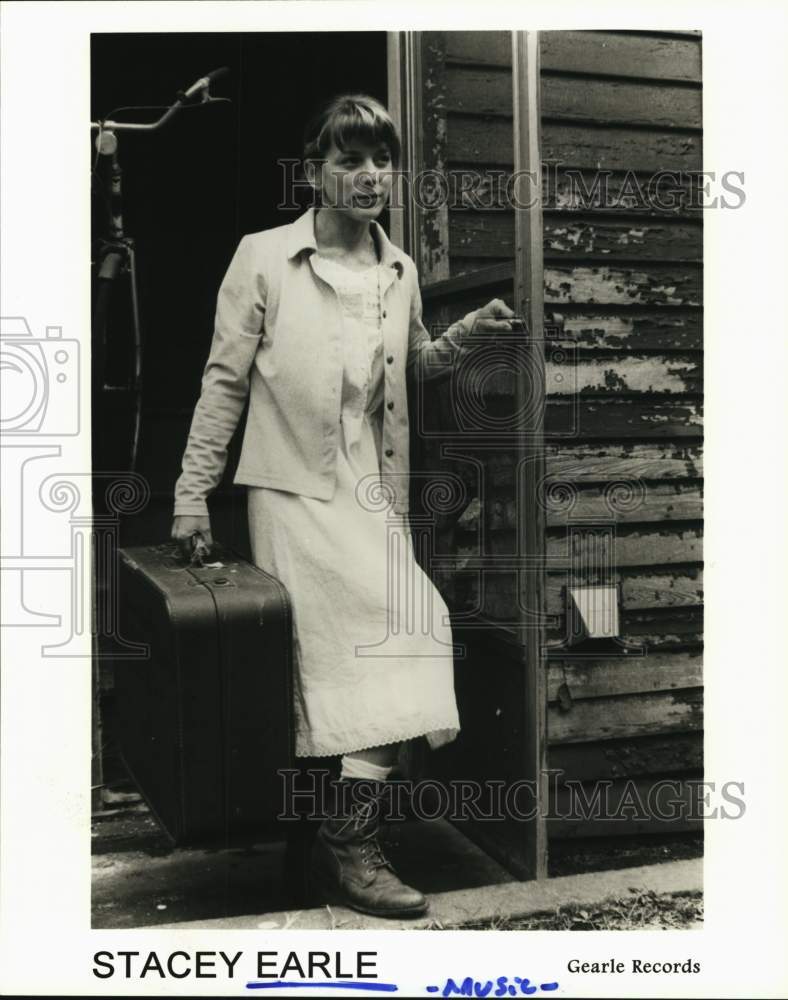 1998 Press Photo Music Performer Stacey Earle with Suitcase - Historic Images