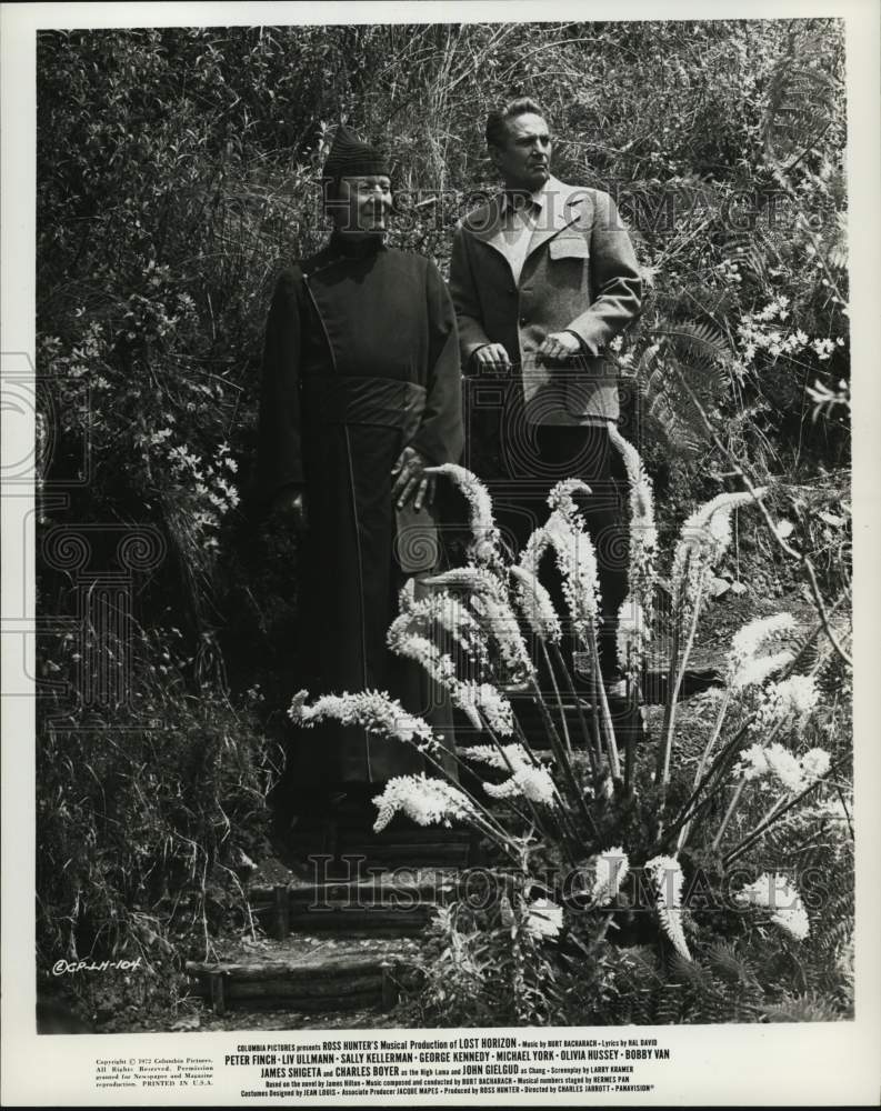 1972 Press Photo Actors Peter Finch and John Gielgud in Lost Horizon. - Historic Images