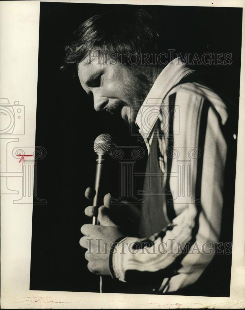 1971 Press Photo Singer John Gary Performs at the Shamrock - Historic Images