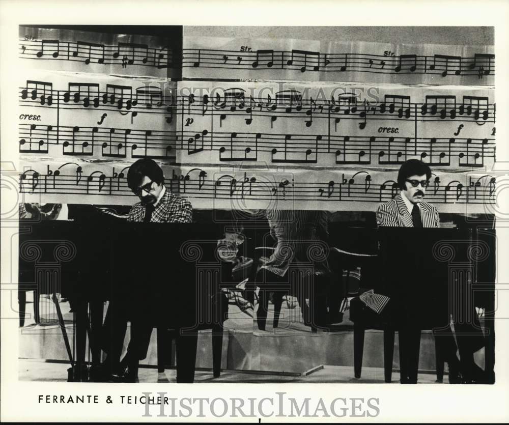 1981 Press Photo Pianists Ferrante &amp; Teicher playing their pianos. - Historic Images