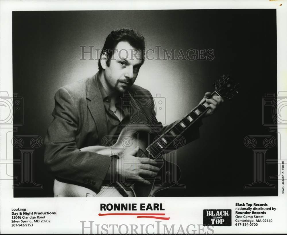 1990 Press Photo Musician Ronnie Earl holding his guitar. - hcp46072 - Historic Images