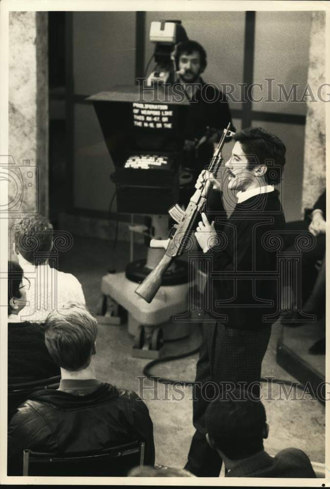 1989 Press Photo Talk show host Geraldo Rivera during a show with rifle in hand.- Historic Images