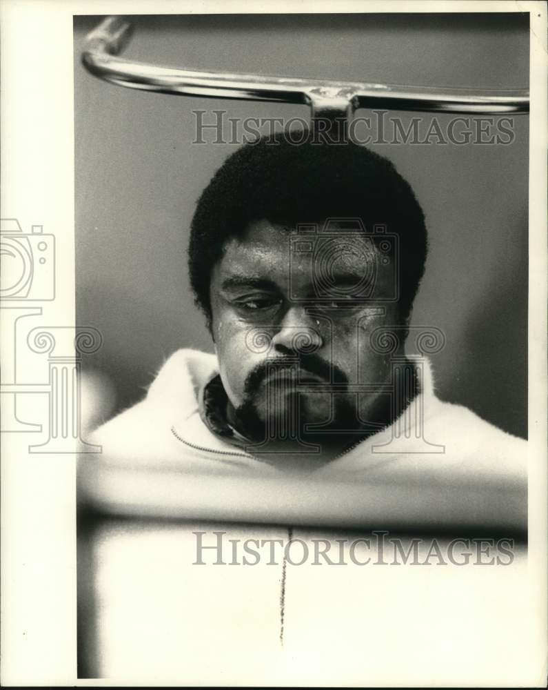 1970 Press Photo Roosevelt Grier working out in a gym Long Beach, California.- Historic Images