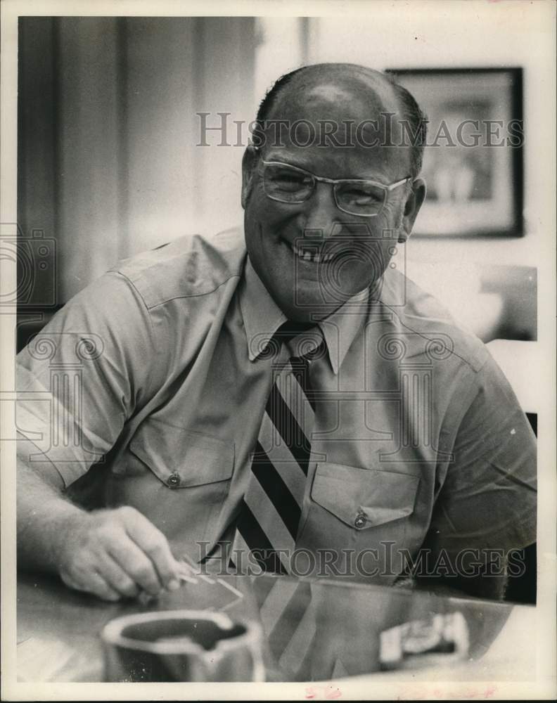 1971 Press Photo Engineer Fred K. Fox creator of drill collar for oil industry. - Historic Images