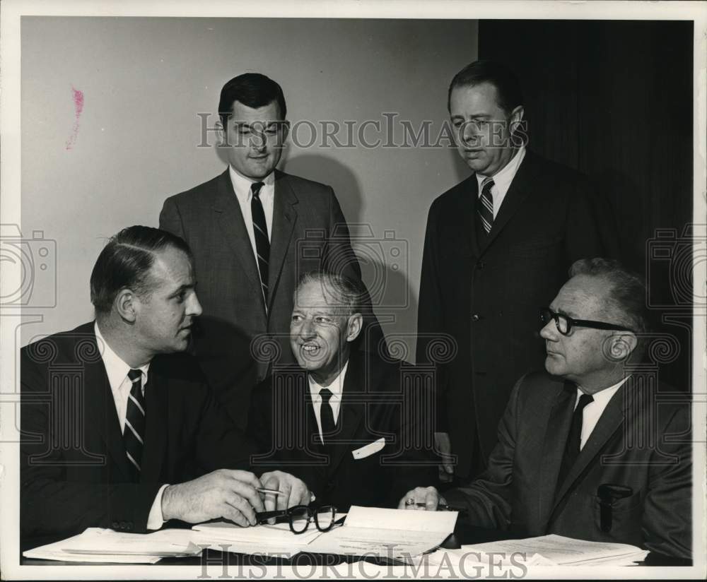 1966 Contract signed in offices of Harris Trust and Savings Bank, IL-Historic Images