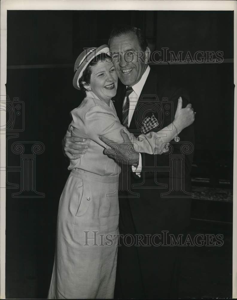 1963 Virginia Plunkett and baritone John Brownlee embrace-Historic Images