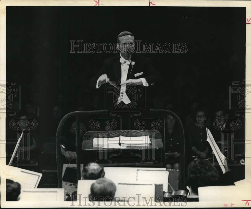 1968 Conductor Skitch Henderson conducts Houston Chronicle Concert.-Historic Images