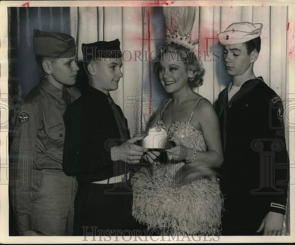 1953 Press Photo Figure skater Sonja Henie with young servicemen. - hcp55099- Historic Images