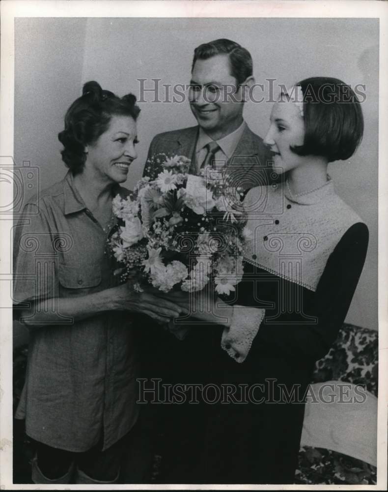 1968 Press Photo Houston Music Theatre &quot;Wildcat&quot; Cast Meets Martha Raye - Historic Images