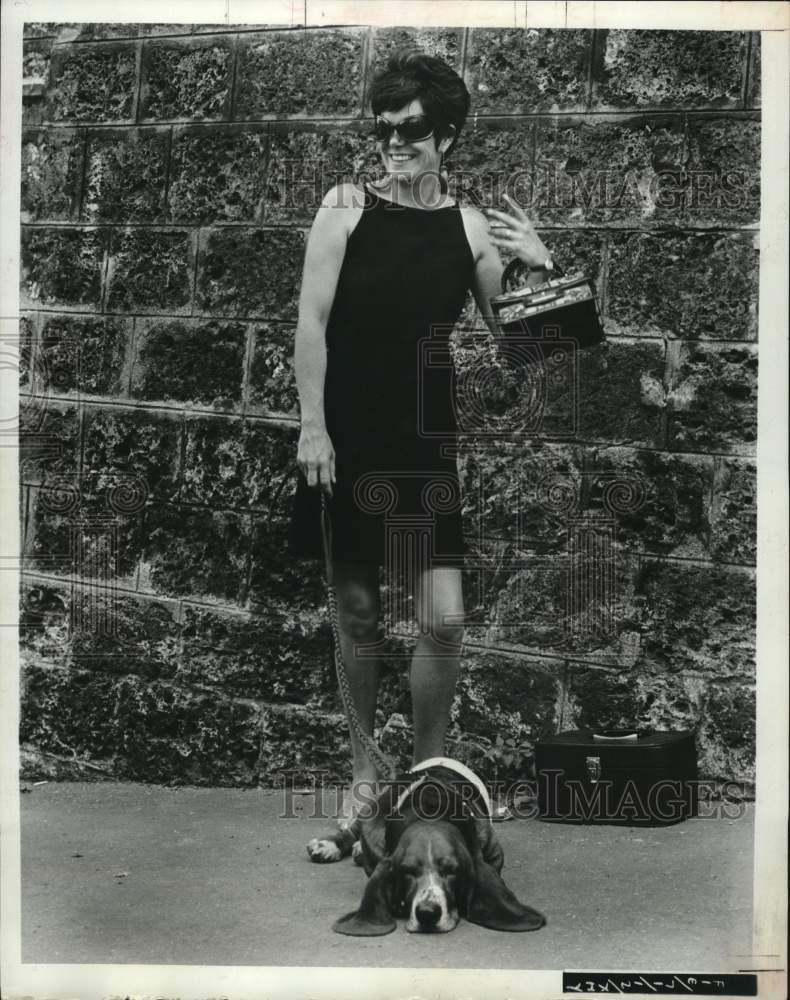 1969 Press Photo Actress Rachel Roberts with Dog in &quot;A Flea in Her Ear&quot; - Historic Images