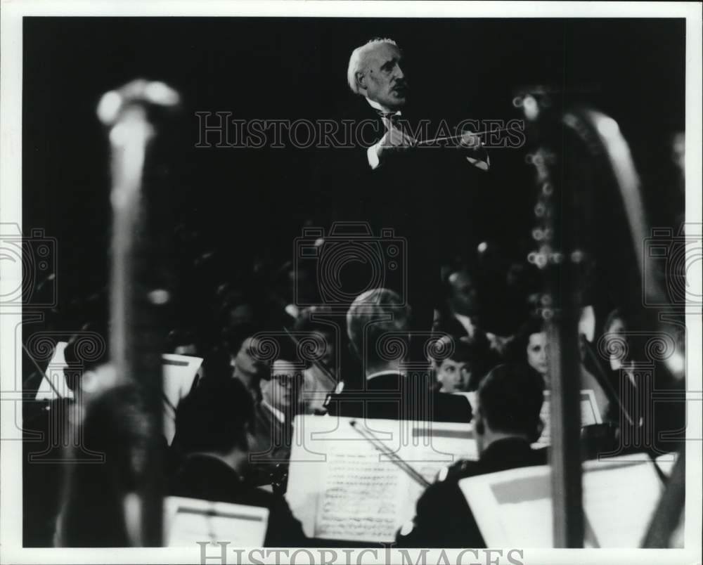 1937 Press Photo Arturo Toscanini conducting the &quot;NBC Symphony Orchestra.&quot; - Historic Images