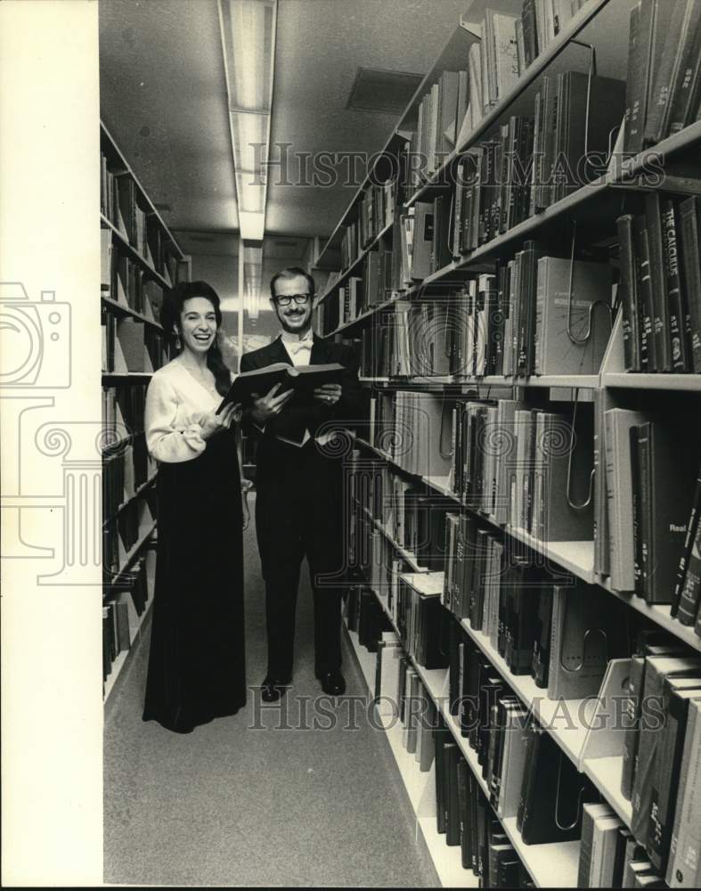 1972 Press Photo Soprano Isabella Lipschutz &amp; Friend in Library - hcp95187 - Historic Images