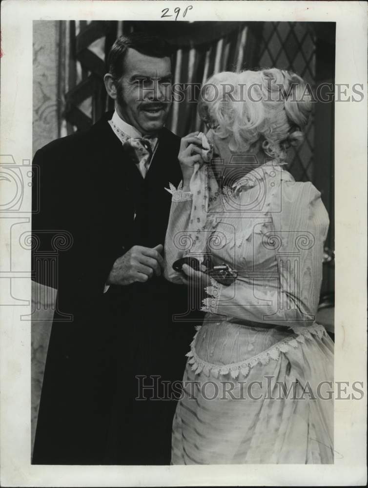 1970 Press Photo Actors Fred MacMurray, Carol Channing in "Forsyte Saga" spoof. - Historic Images