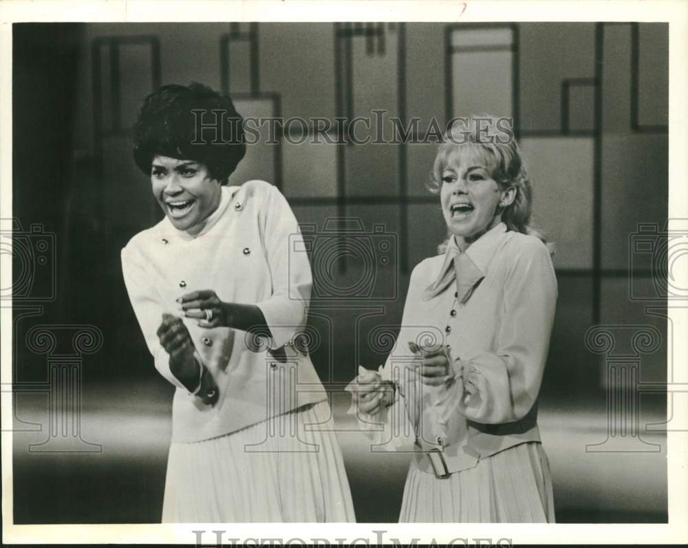 1968 Press Photo Singer Nancy Wilson &amp; Co-Star on Television - hcp97332 - Historic Images