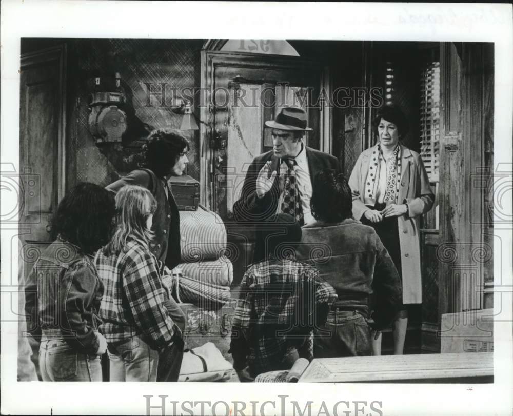 1977 Press Photo Actor Abe Vigoda &amp; Co-Stars - hcp99063- Historic Images