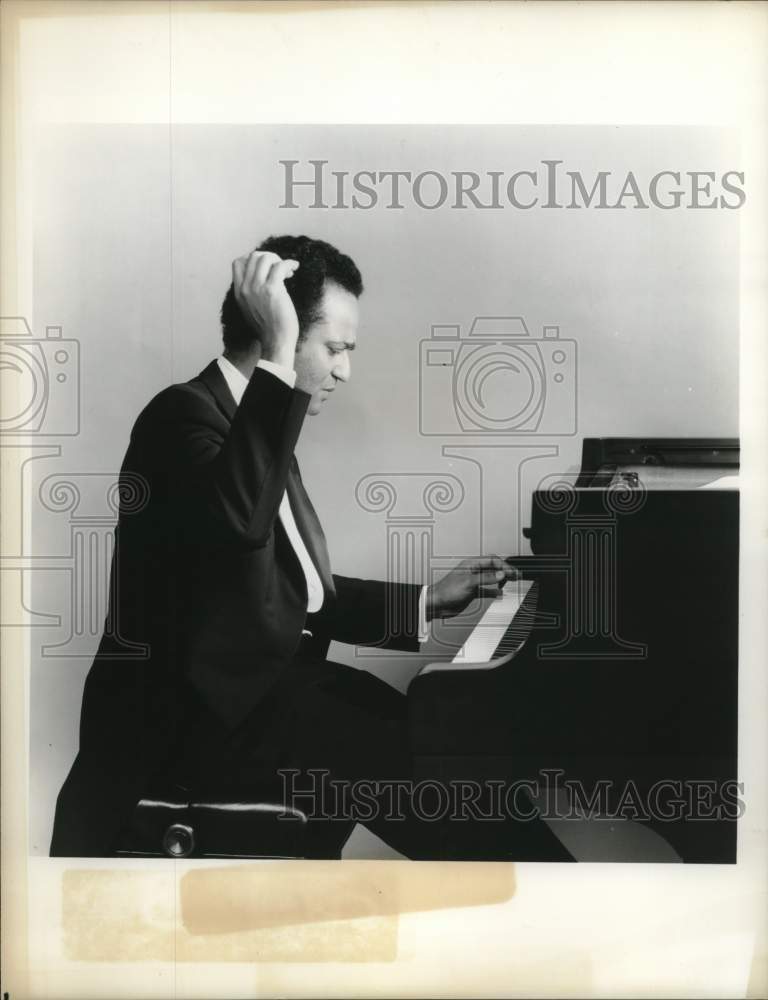 1990 Press Photo Pianist Andre Watts performs - hcq01999 - Historic Images