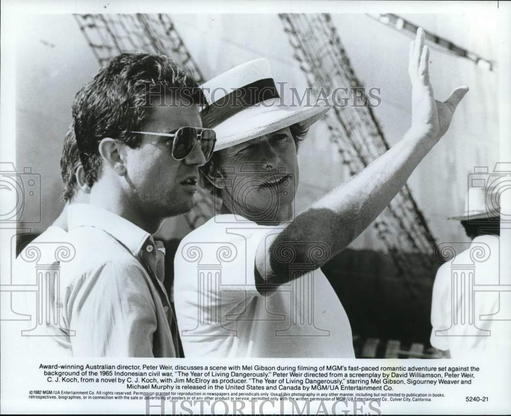 1982 Press Photo Peter Weir directs scene from &quot;The Year of Living Dangerously&quot; - Historic Images