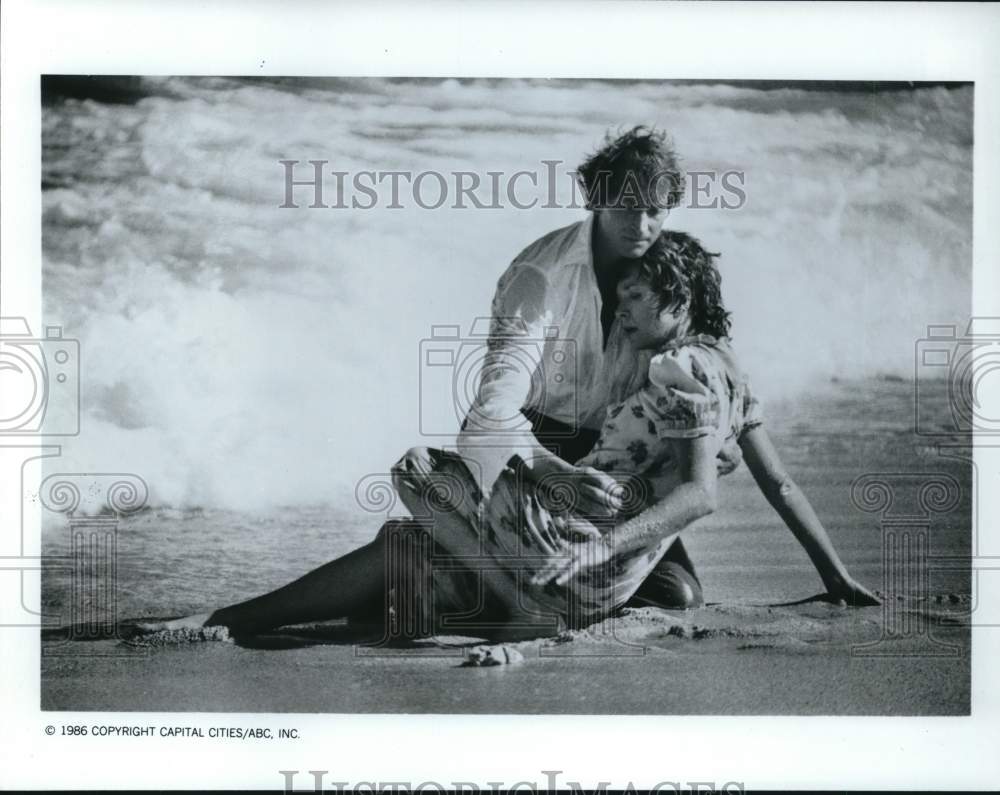 1986 Press Photo Actors Charles Dance, Shirley MacLaine in &quot;Out on a Limb&quot;- Historic Images