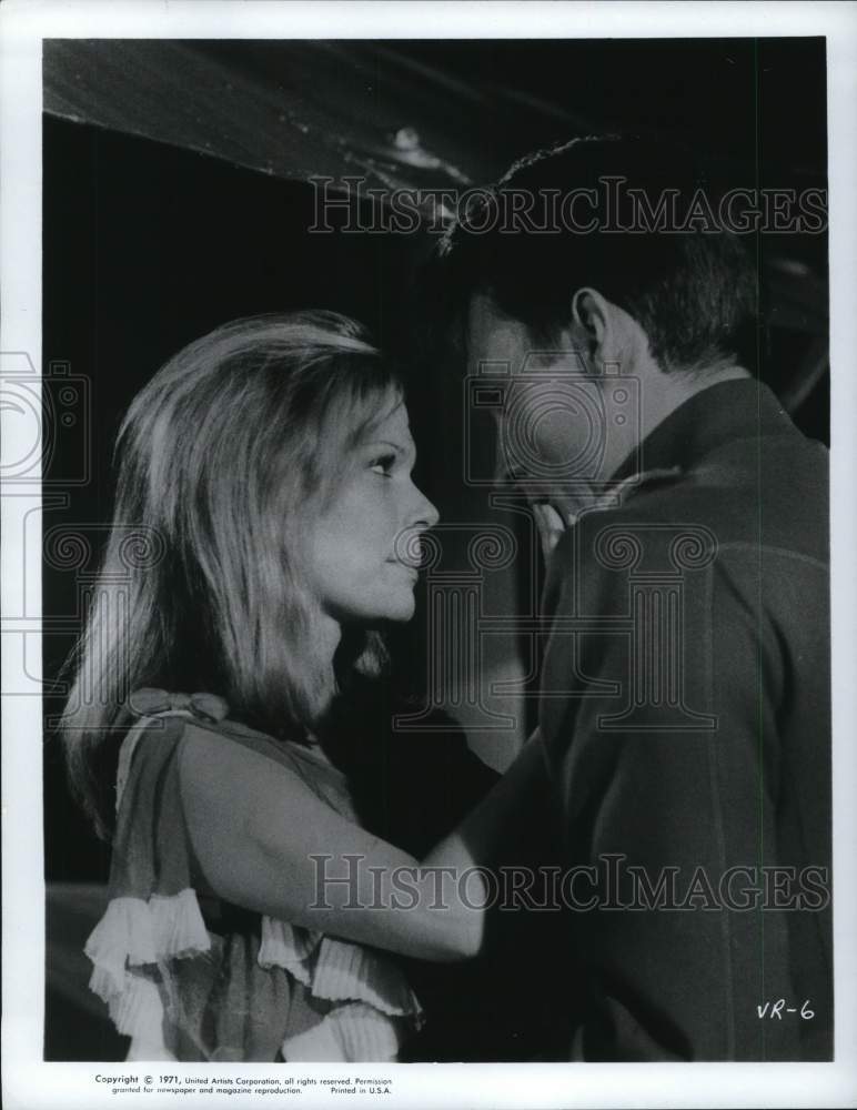 1971 Press Photo Couple Embracing in Movie Scene - hcq22012- Historic Images