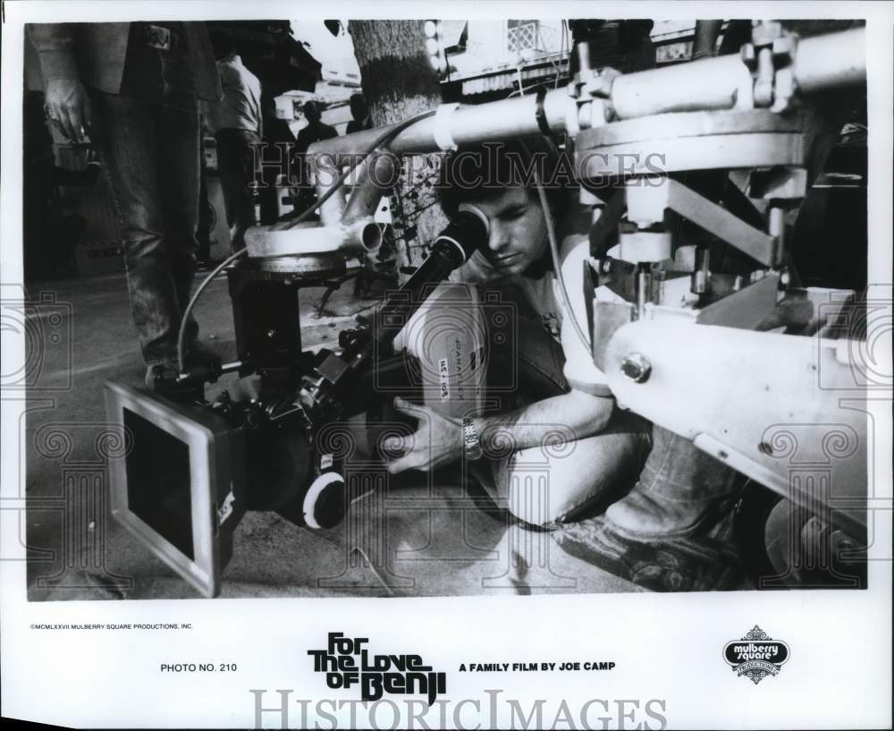 1977 Press Photo Director Joe Camp on &quot;For the Love of Benji&quot; Movie Set- Historic Images