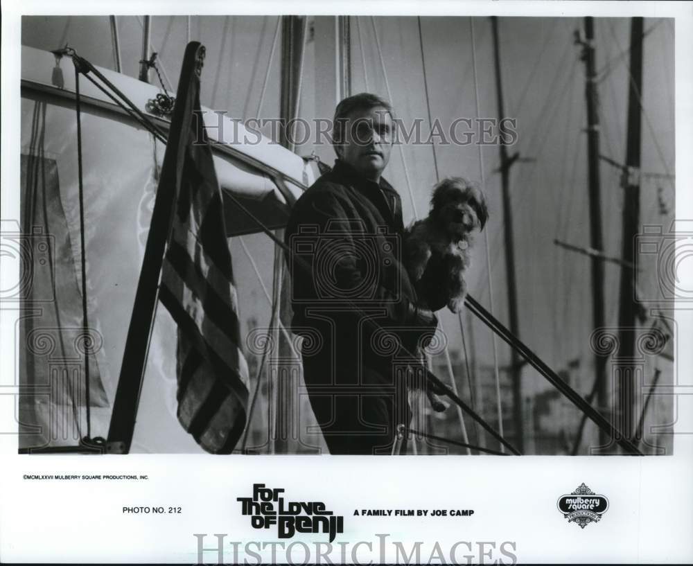 1977 Press Photo Actor &amp; Dog on Boat in &quot;For the Love of Benji&quot; Movie Scene - Historic Images