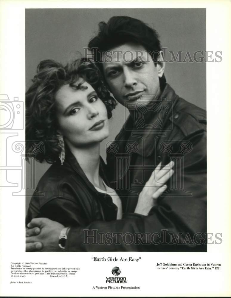 1989 Press Photo Jeff Goldblum & Geena Davis in "Earth Girls Are Easy" Movie - Historic Images