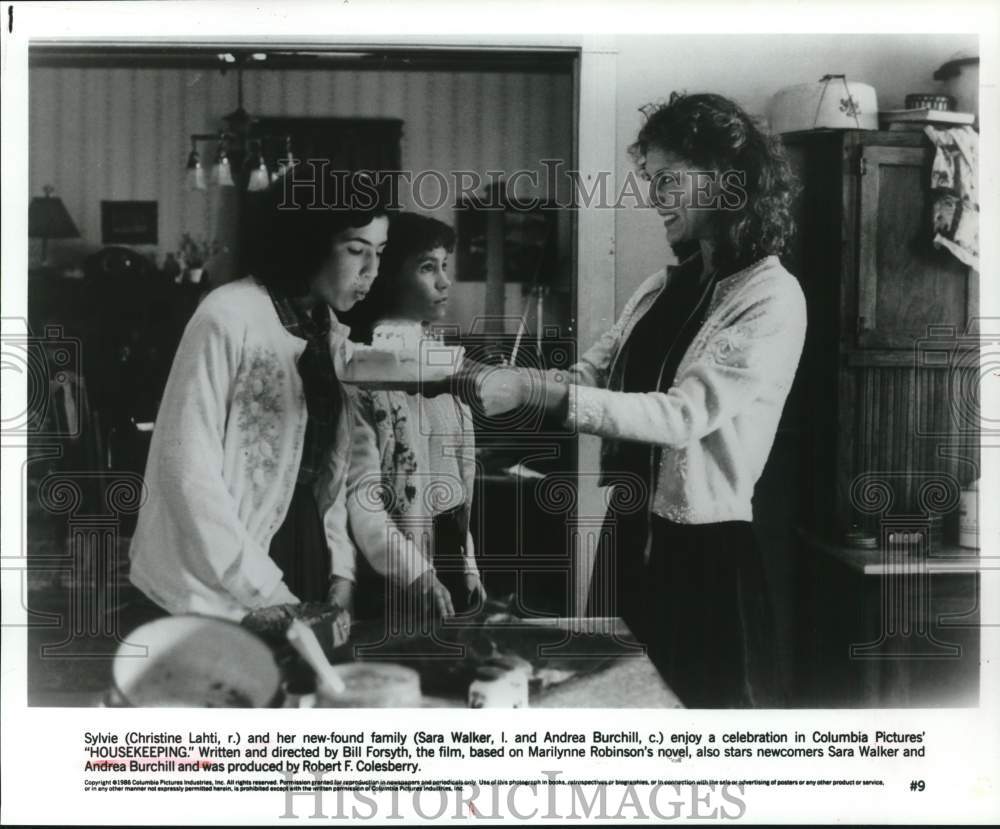 1986 Press Photo Christine Lahti, Sara Walker, Andrea Burchill in &quot;Housekeeping&quot; - Historic Images