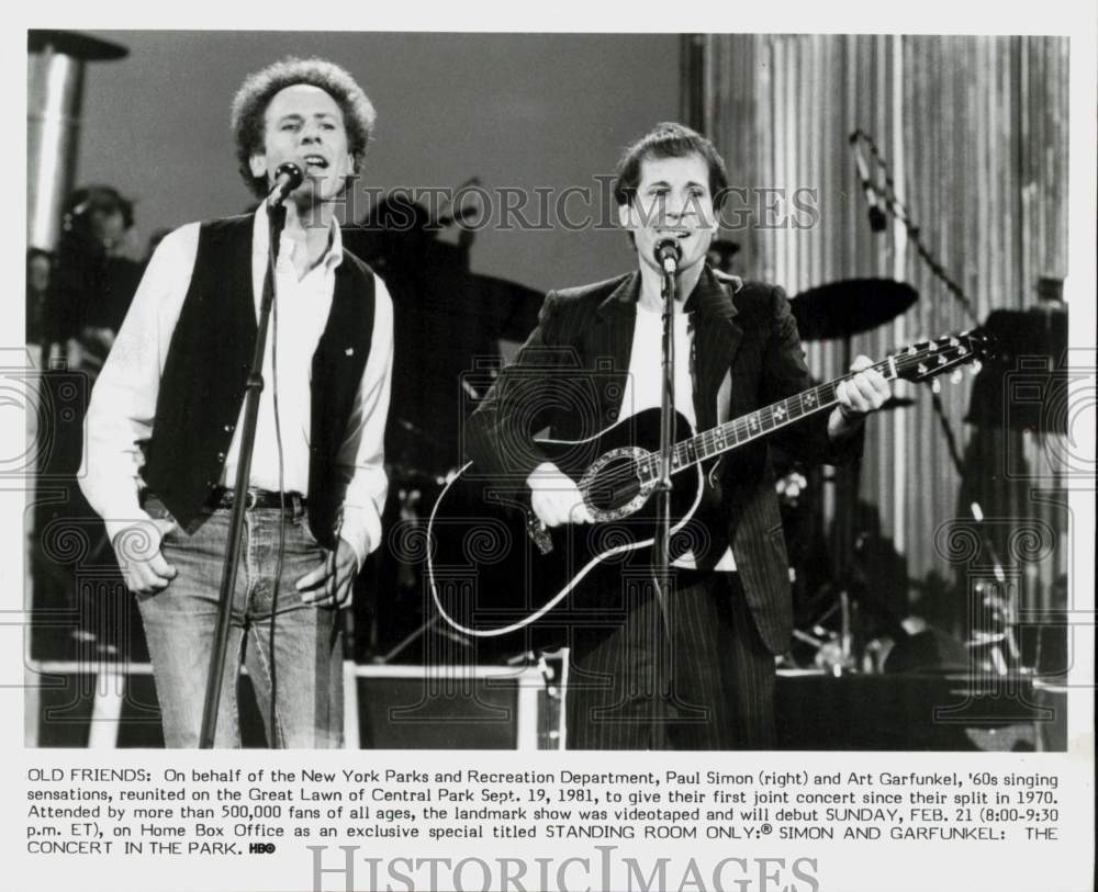 1981 Press Photo Paul Simon &amp; Art Garfunkel Perform at Central Park - hcq44976- Historic Images