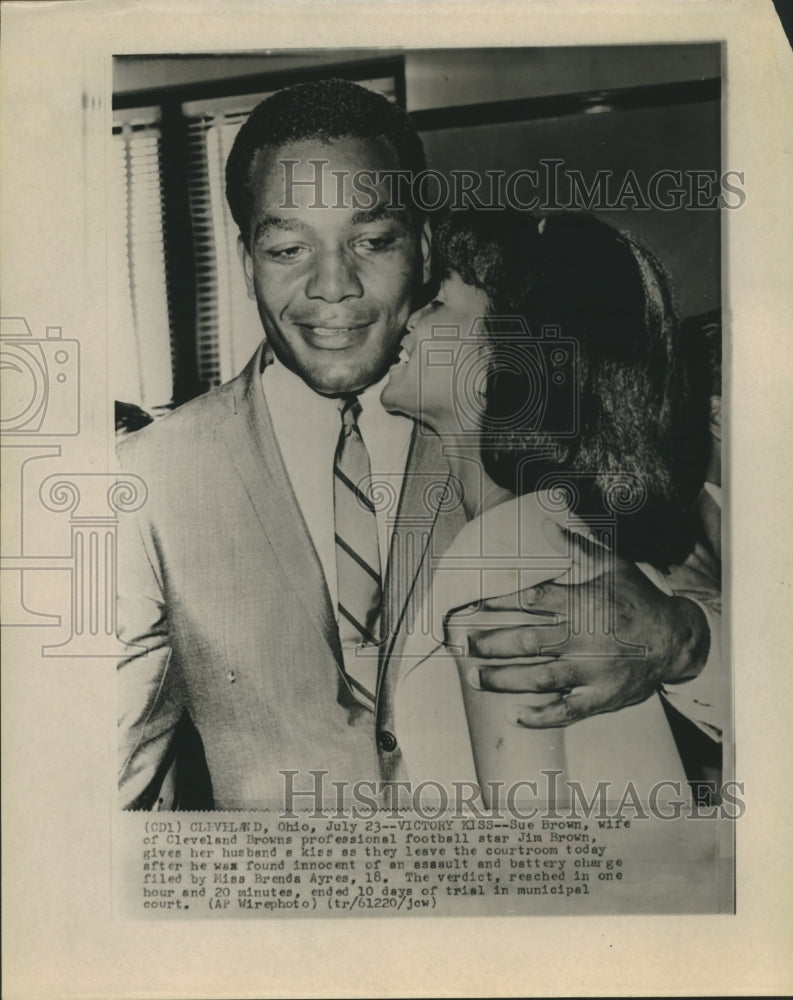 Press Photo Jim Brown, Cleveland Browns Football Player with wife Sue at Court - Historic Images