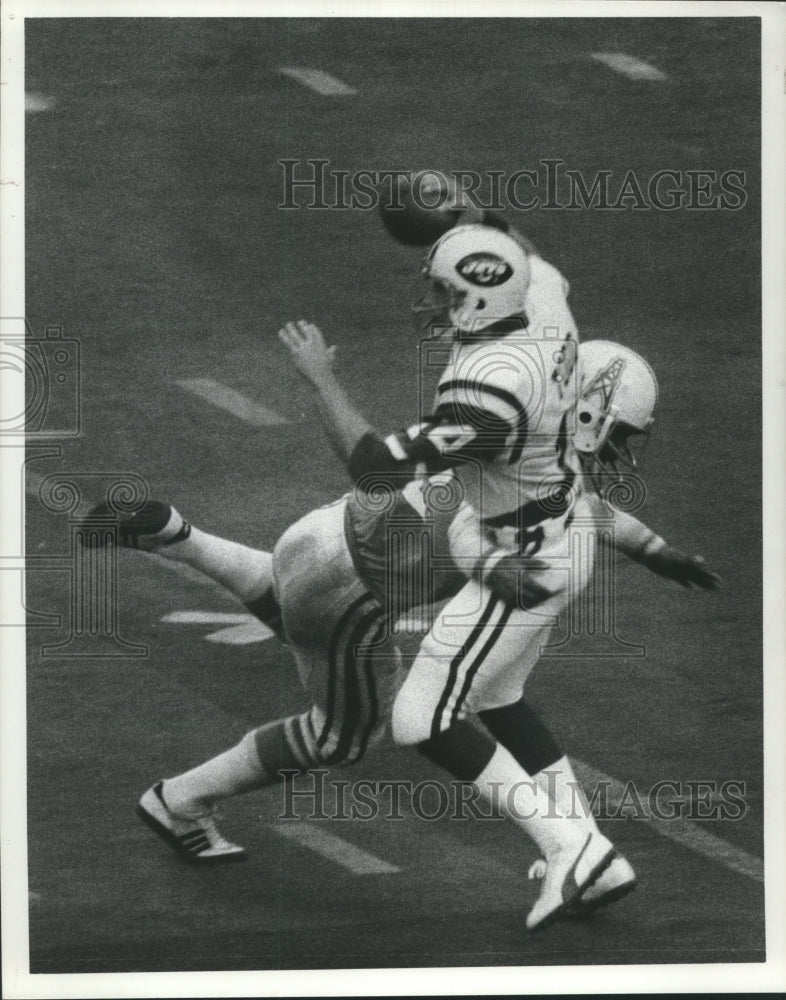 1977 Press Photo Robert Brazile, Football Player at Oilers Versus Jets Game - Historic Images