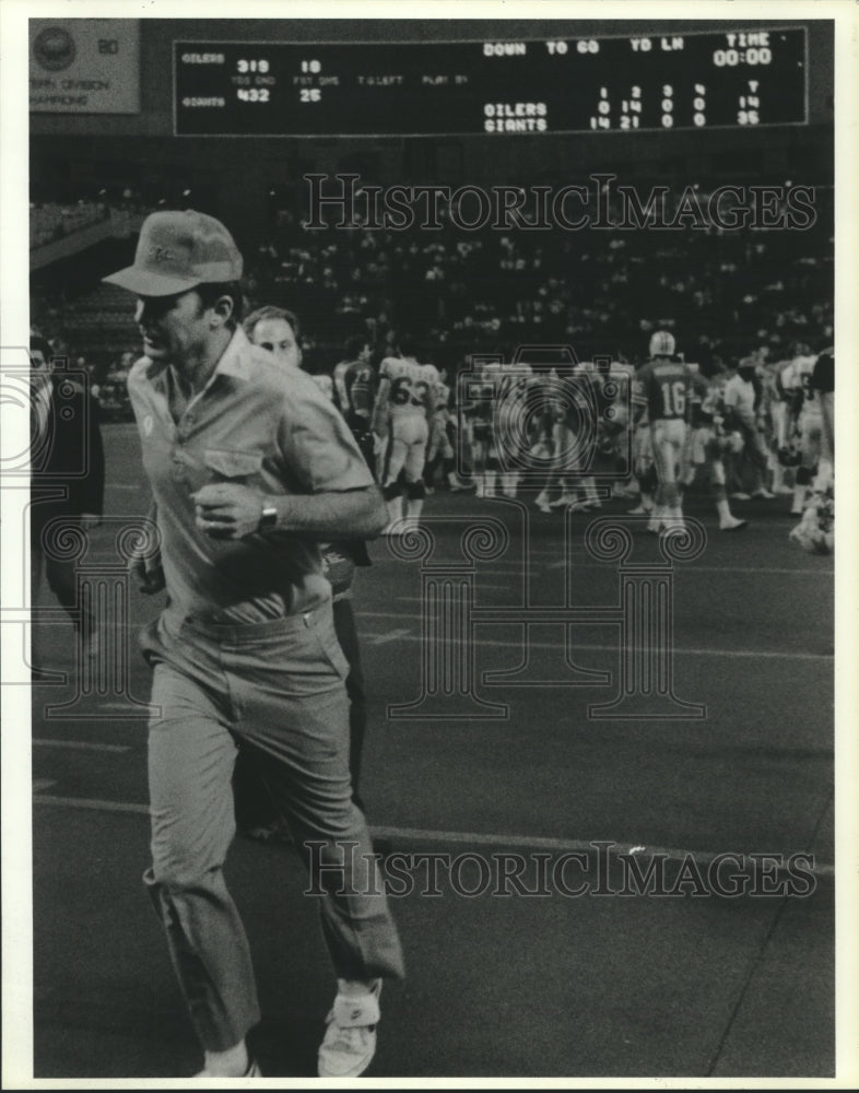 1985 Press Photo Hugh Campbell, Football Coach at Game - hcs00135- Historic Images