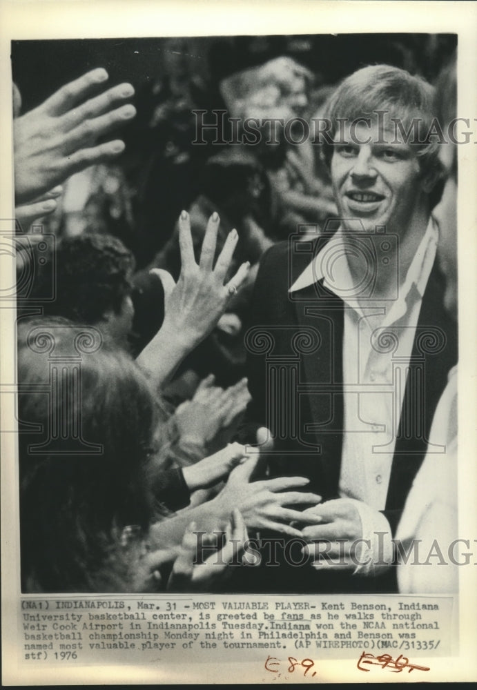 1976 Press Photo Kent Benson, Indiana University Basketball Player at Airport - Historic Images