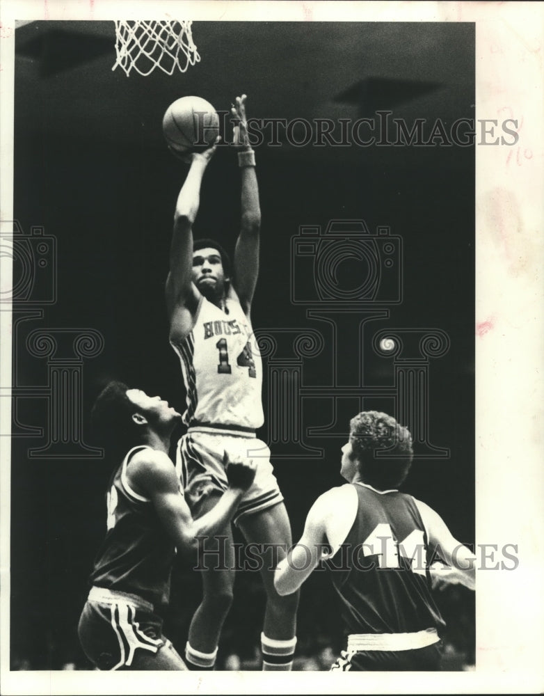 1980 Press Photo Darryl Brown, University of Houston Basketball Player at Game - Historic Images