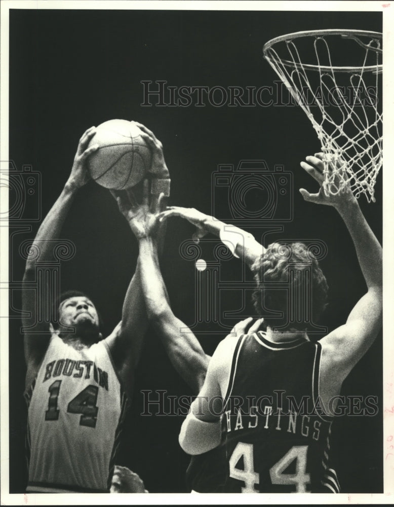 1980 Press Photo Houston's Darryl Brown grabs rebound over Scott Hastings. - Historic Images