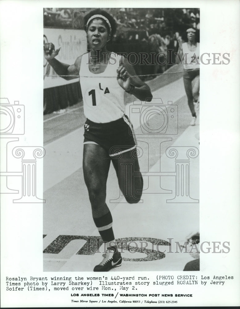 1977 Press Photo Rosalyn Bryant, Women&#39;s Track Runner at 440 Yard Race - Historic Images