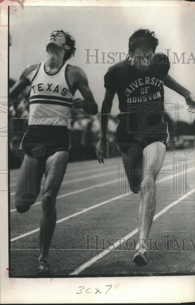 1970 Press Photo Fred Cooper, Track Runner at Race - hcs00287- Historic Images