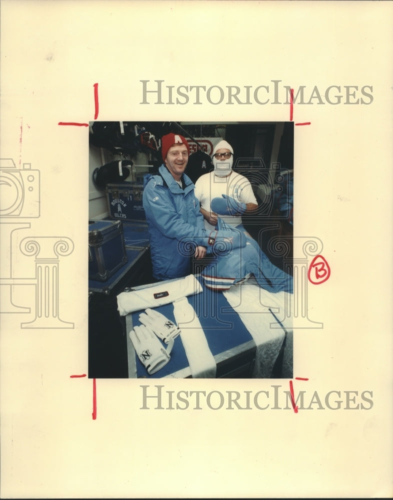 1988 Press Photo Gordon Batty, Houston Oilers Football Equipment Manger- Historic Images