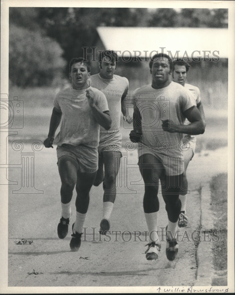 1972 Press Photo Willie Armstrong, Oilers Football Player Running with Teammates - Historic Images